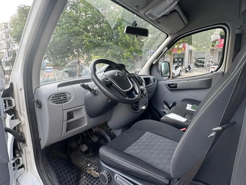 SAIC MAXUS Xintu V80 2021 2.0T Manual Classic Aoyuntong Short Wheelbase Mid-Roof 5/6-Seater — миниатюра 33