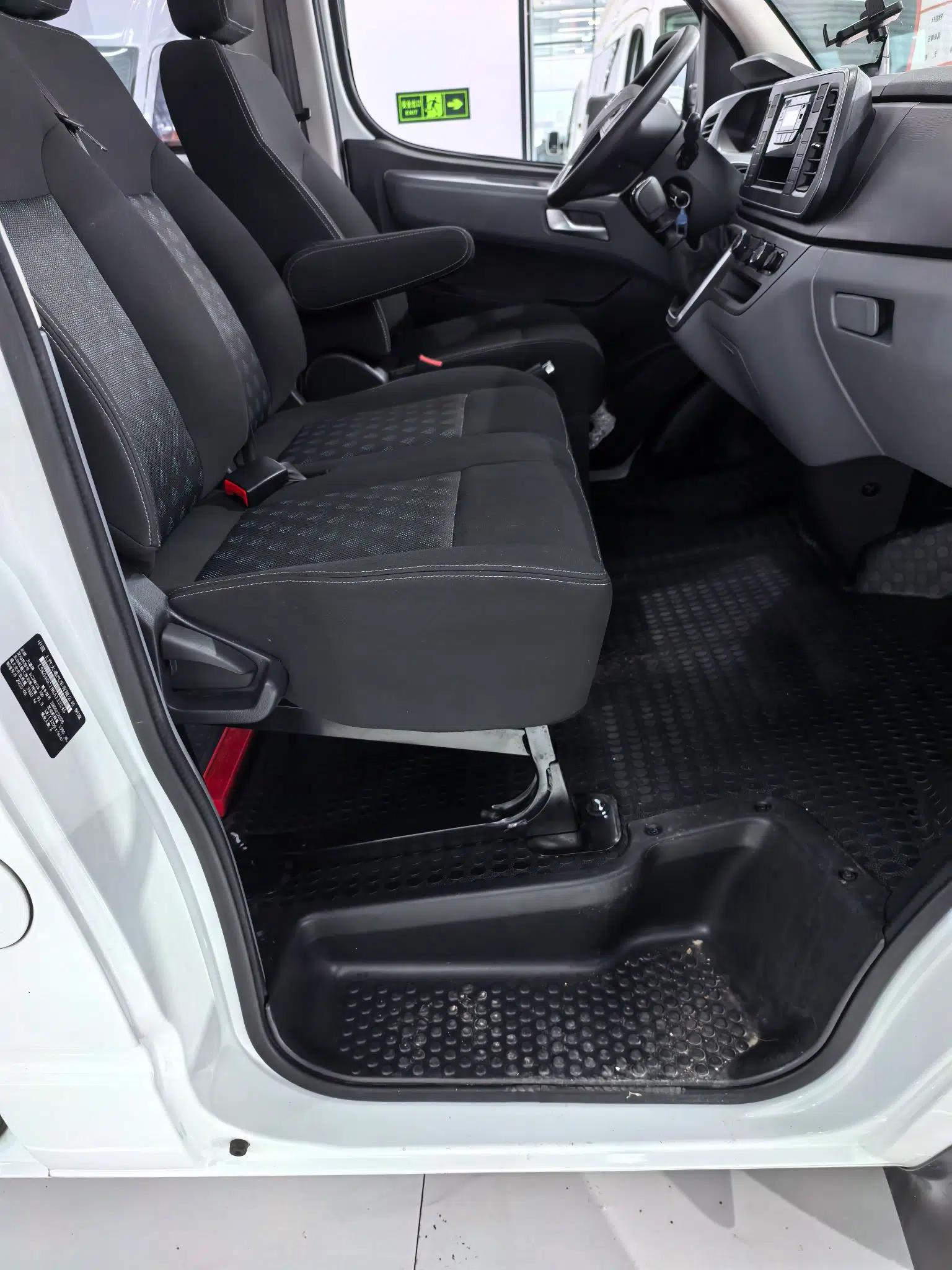 SAIC MAXUS Xintu V80 2023 2.0T Manual Classic Aoyuntong Short Wheelbase Mid-Roof 5/6-Seater — миниатюра 25