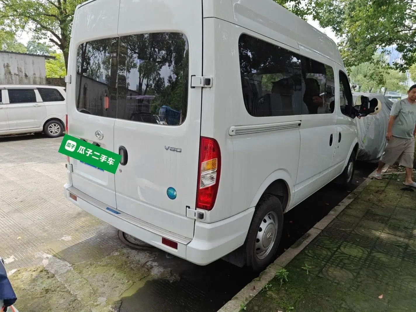 SAIC MAXUS Xintu V80 2023 2.0T Manual Classic Aoyuntong Short Wheelbase Mid-Roof 5/6-Seater — миниатюра 6