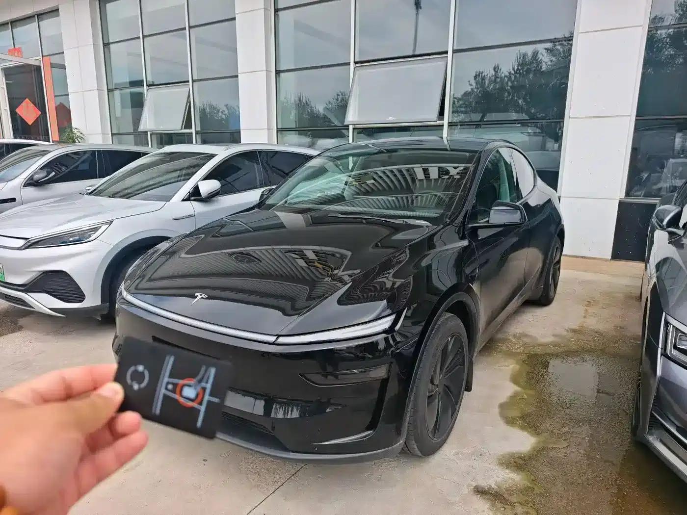 Model Y 2025 Rear-Wheel Drive — миниатюра 1