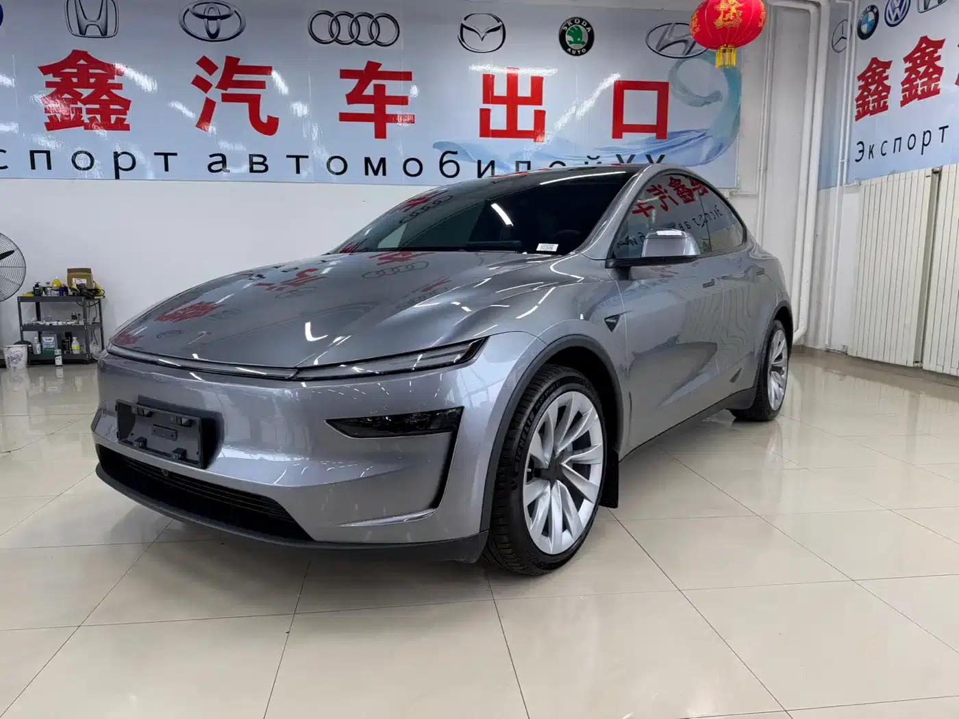 Model Y 2025 Long Range All-Wheel Drive — миниатюра 1