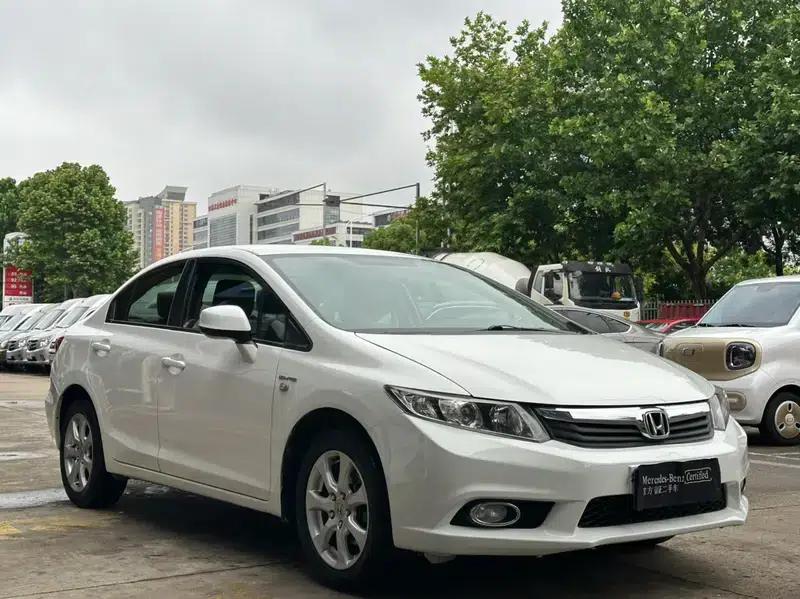 Civic 2013 10th Anniversary Edition 1.8L Automatic Comfort Version — миниатюра 3