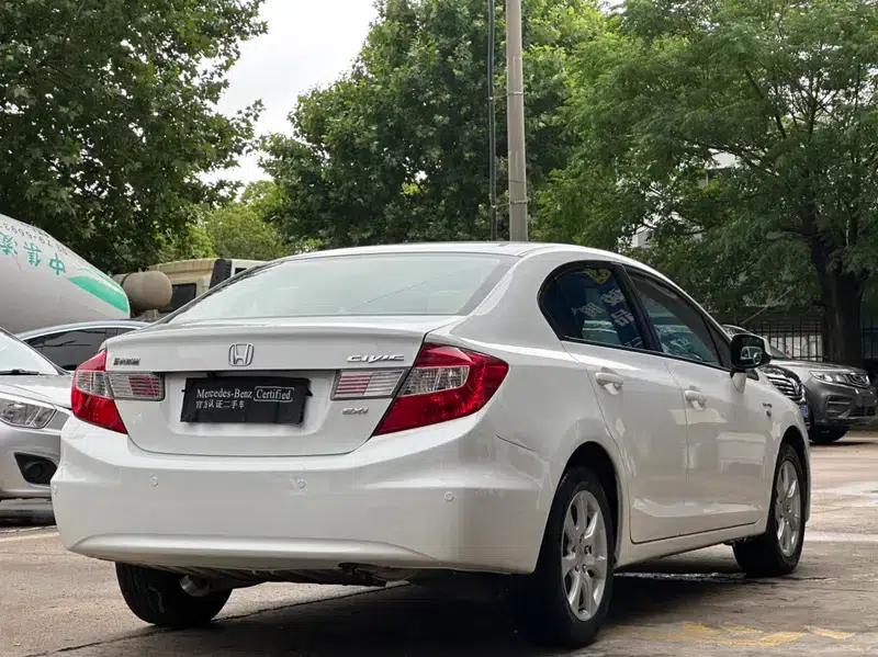 Civic 2013 10th Anniversary Edition 1.8L Automatic Comfort Version — миниатюра 6
