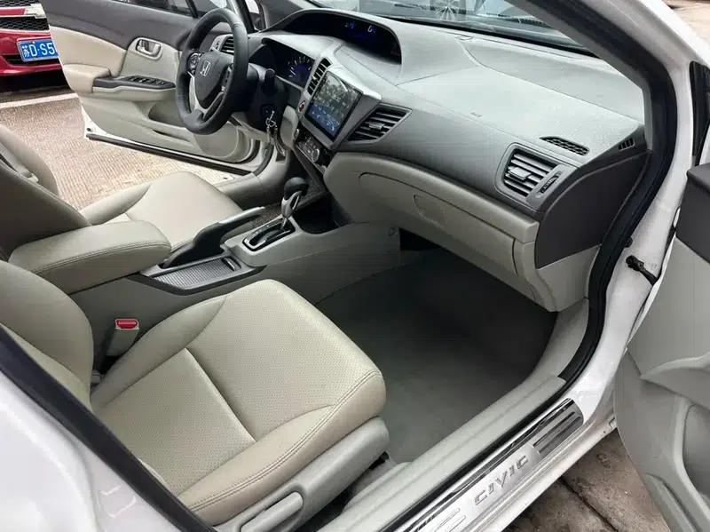 Civic 2013 10th Anniversary Edition 1.8L Automatic Comfort Version — миниатюра 8