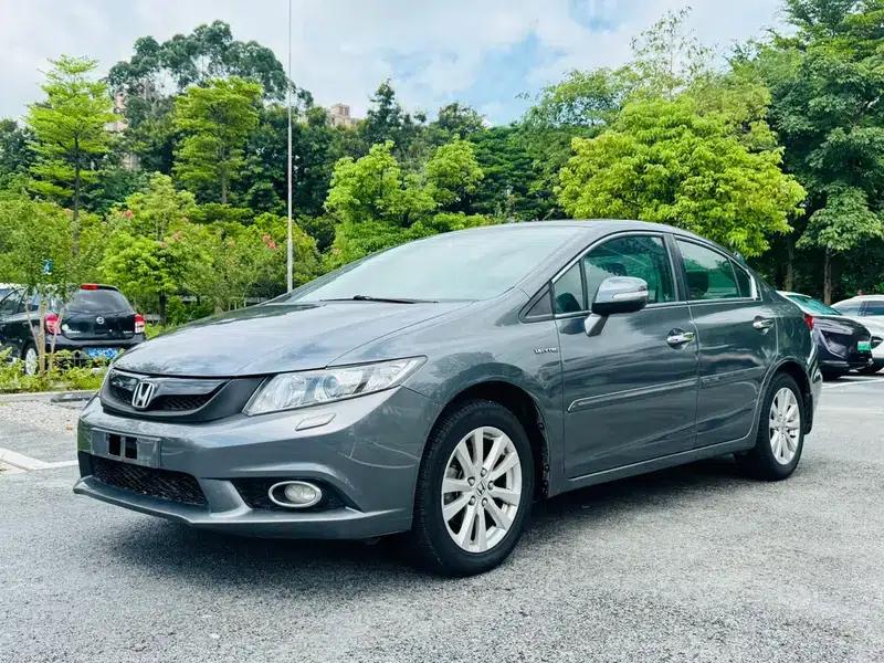 Civic 2013 10th Anniversary Edition 1.8L Automatic Luxury Edition — миниатюра 1