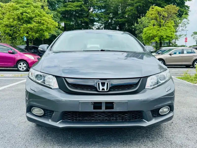 Civic 2013 10th Anniversary Edition 1.8L Automatic Luxury Edition — миниатюра 2
