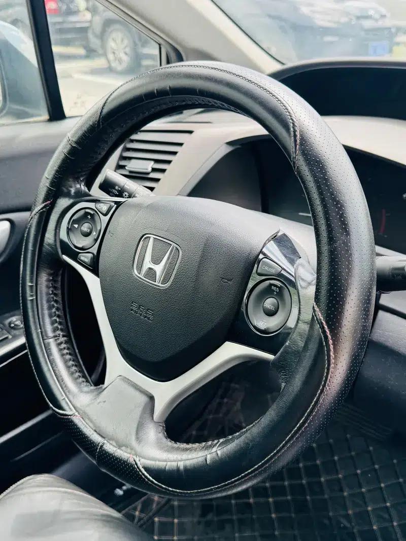 Civic 2013 10th Anniversary Edition 1.8L Automatic Luxury Edition — миниатюра 13