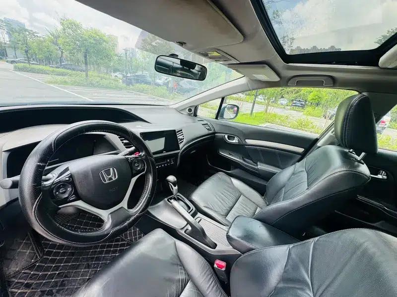 Civic 2013 10th Anniversary Edition 1.8L Automatic Luxury Edition — миниатюра 15