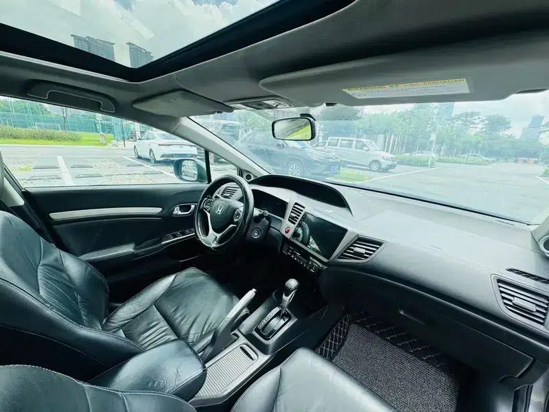 Civic 2013 10th Anniversary Edition 1.8L Automatic Luxury Edition — миниатюра 17