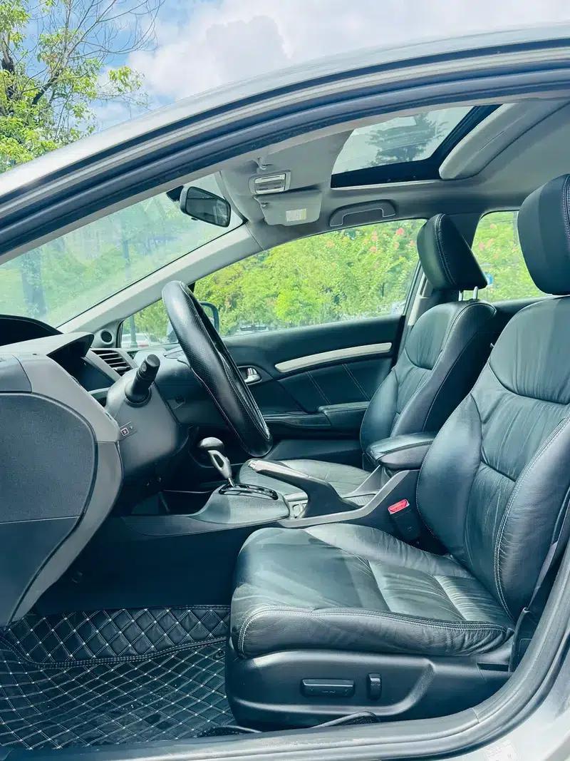 Civic 2013 10th Anniversary Edition 1.8L Automatic Luxury Edition — миниатюра 18