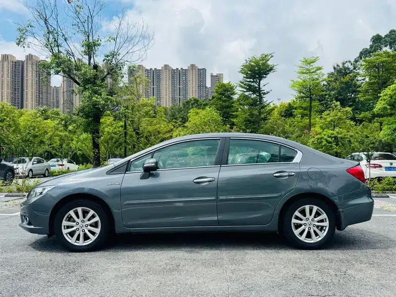 Civic 2013 10th Anniversary Edition 1.8L Automatic Luxury Edition — миниатюра 4