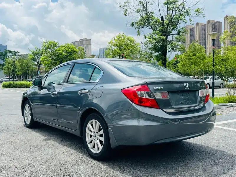 Civic 2013 10th Anniversary Edition 1.8L Automatic Luxury Edition — миниатюра 5