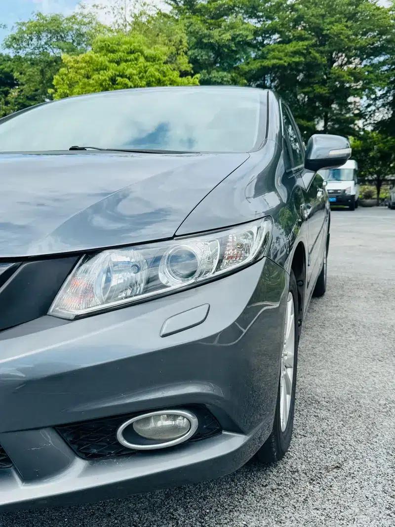 Civic 2013 10th Anniversary Edition 1.8L Automatic Luxury Edition — миниатюра 9