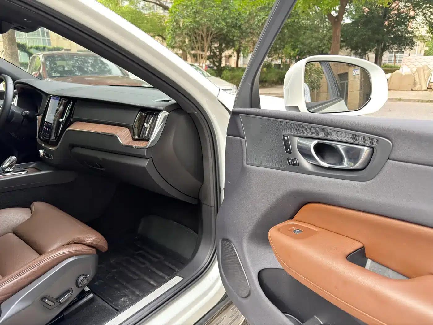 2023 Volvo XC60 B5 AWD Inscription Luxury Edition — миниатюра 13