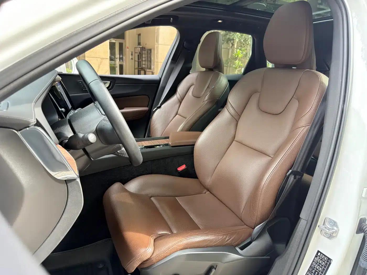 2023 Volvo XC60 B5 AWD Inscription Luxury Edition — миниатюра 8