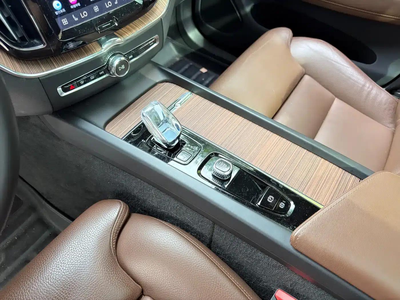 2023 Volvo XC60 B5 AWD Inscription Luxury Edition — миниатюра 9