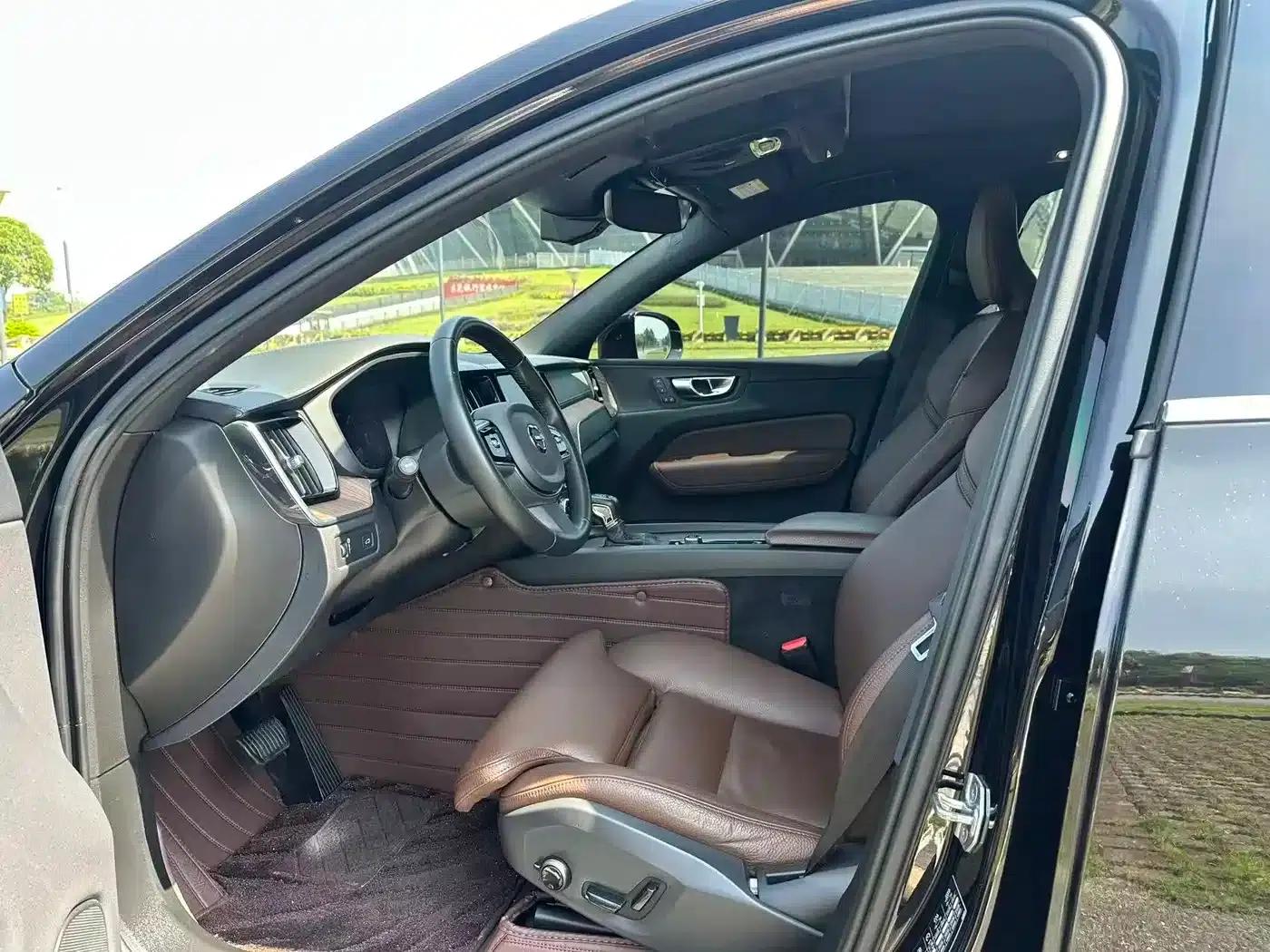 2021 Volvo XC60 T5 AWD Inscription Luxury Edition — миниатюра 4