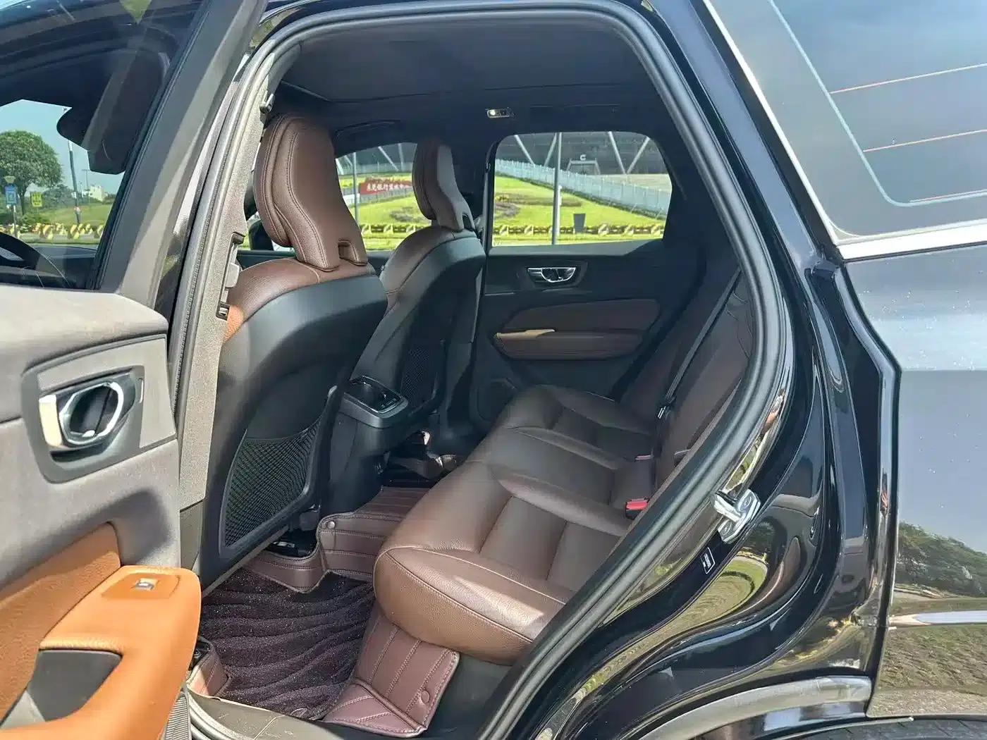 2021 Volvo XC60 T5 AWD Inscription Luxury Edition — миниатюра 5