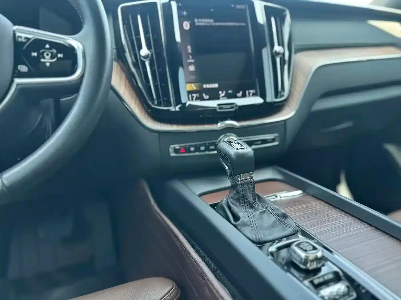 2021 Volvo XC60 T5 AWD Inscription Luxury Edition — миниатюра 7
