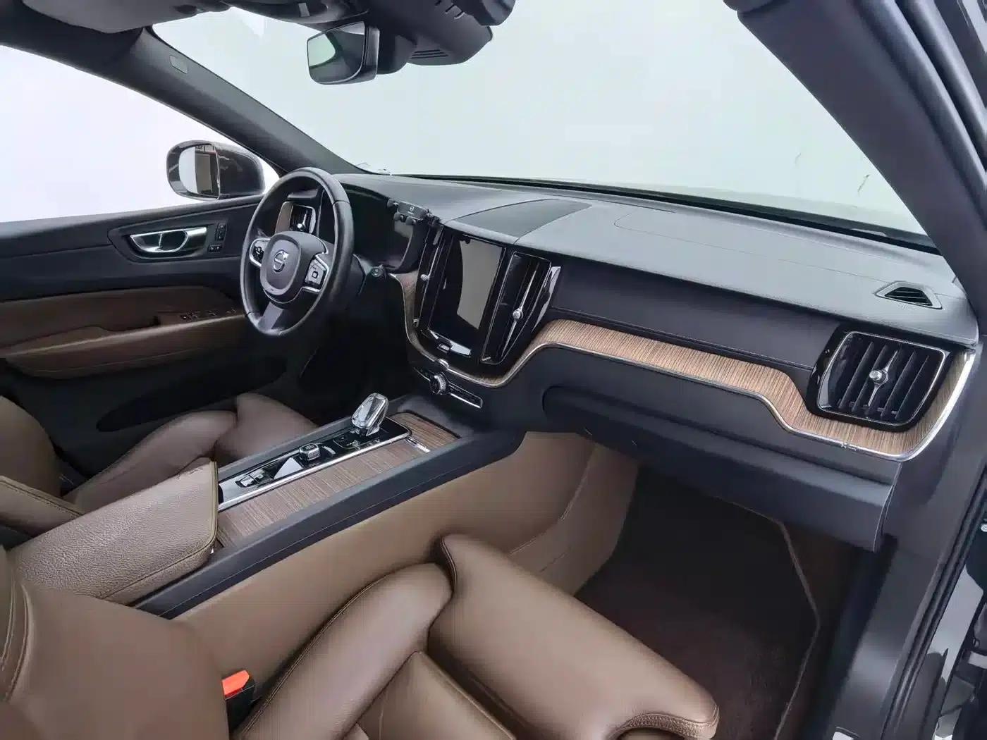 2022 Volvo XC60 B5 AWD Inscription Luxury Edition — миниатюра 5