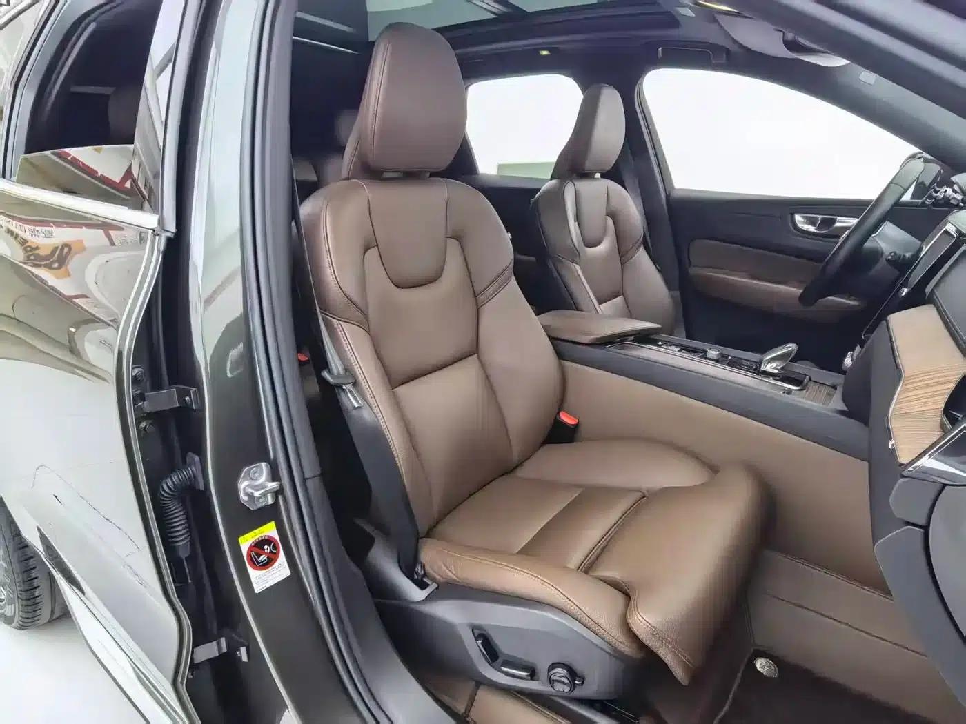 2022 Volvo XC60 B5 AWD Inscription Luxury Edition — миниатюра 6