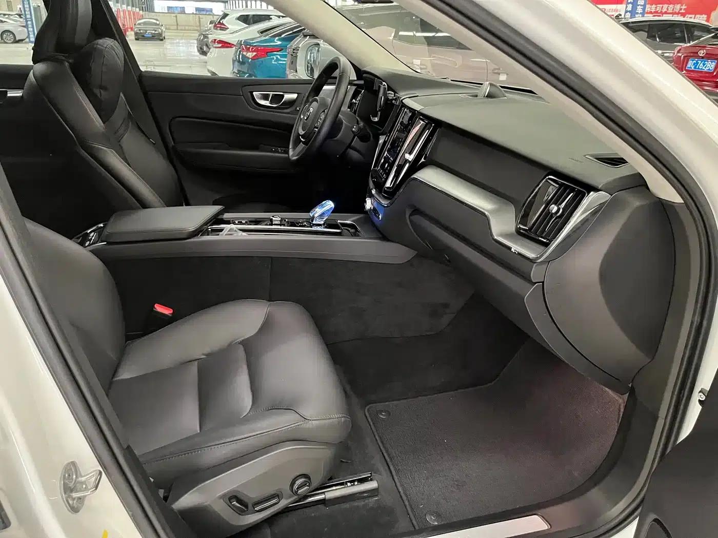 2023 Volvo XC60 B5 AWD Inscription Luxury Edition — миниатюра 12