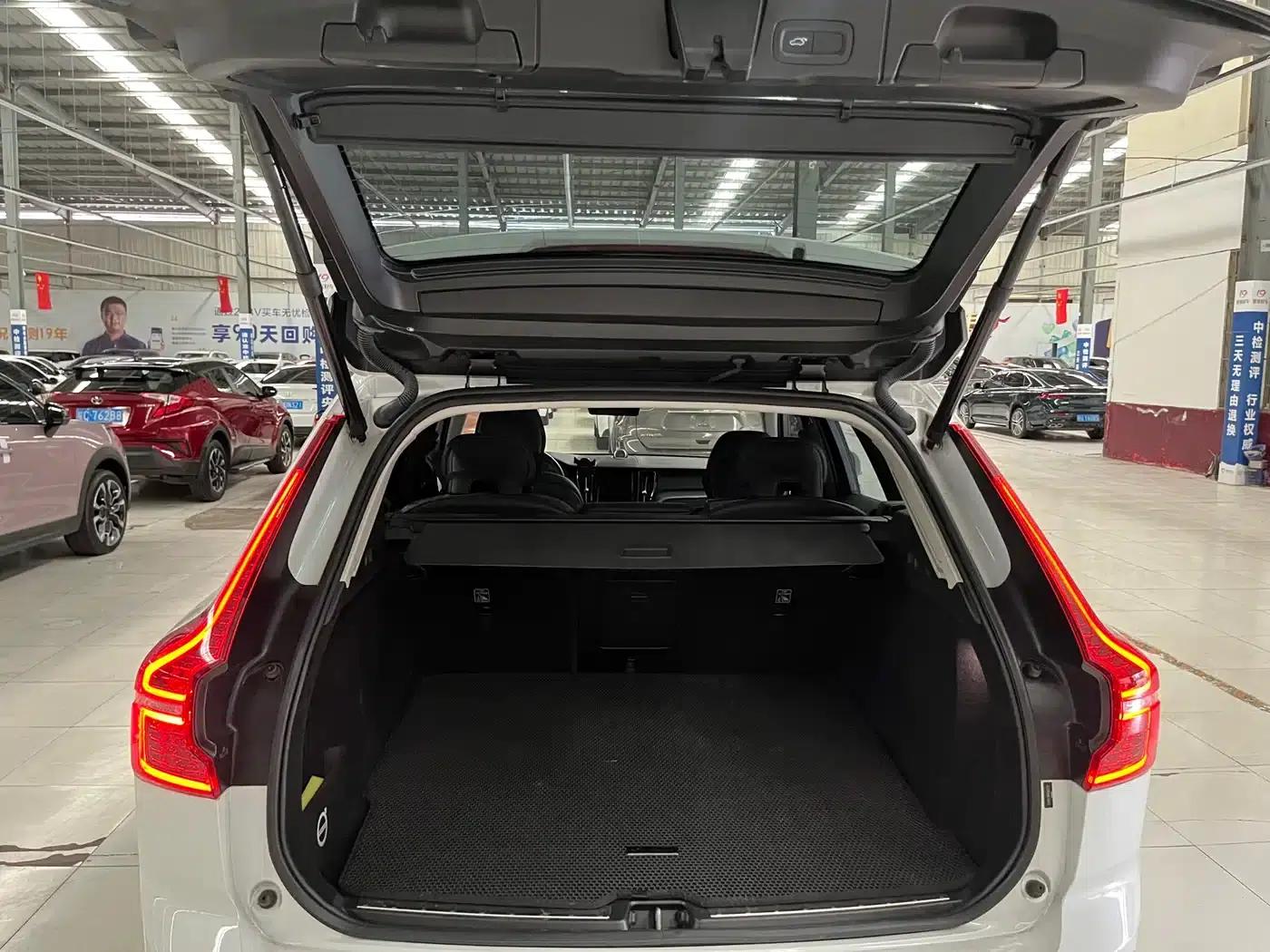 2023 Volvo XC60 B5 AWD Inscription Luxury Edition — миниатюра 14
