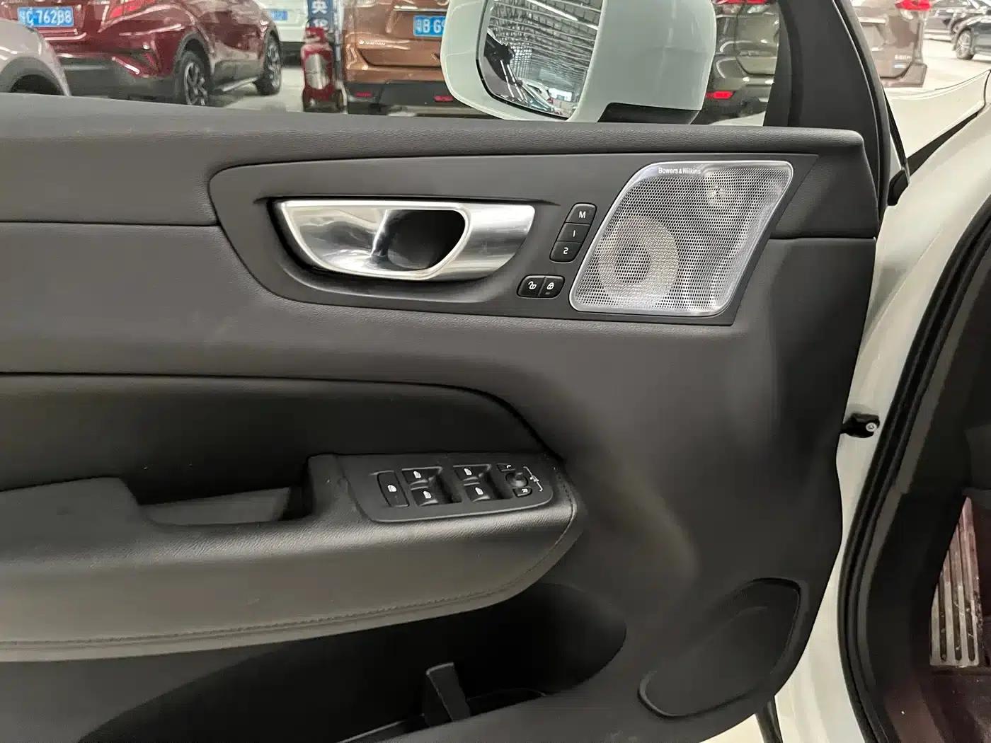 2023 Volvo XC60 B5 AWD Inscription Luxury Edition — миниатюра 6