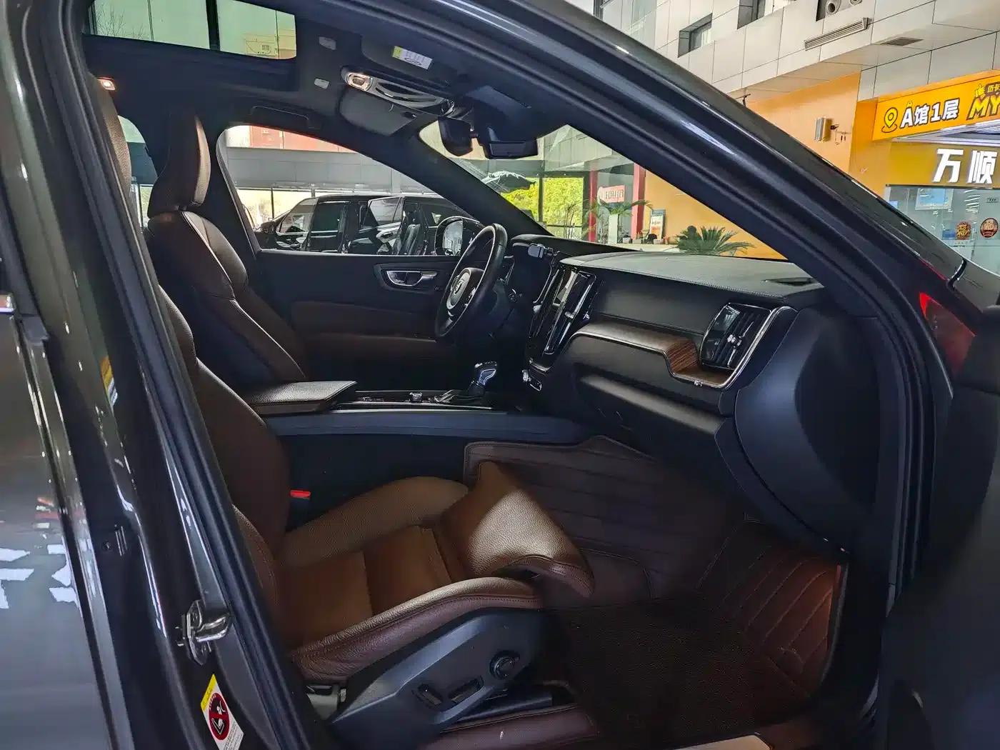 2021 Volvo XC60 T5 AWD Inscription Luxury Edition — миниатюра 12