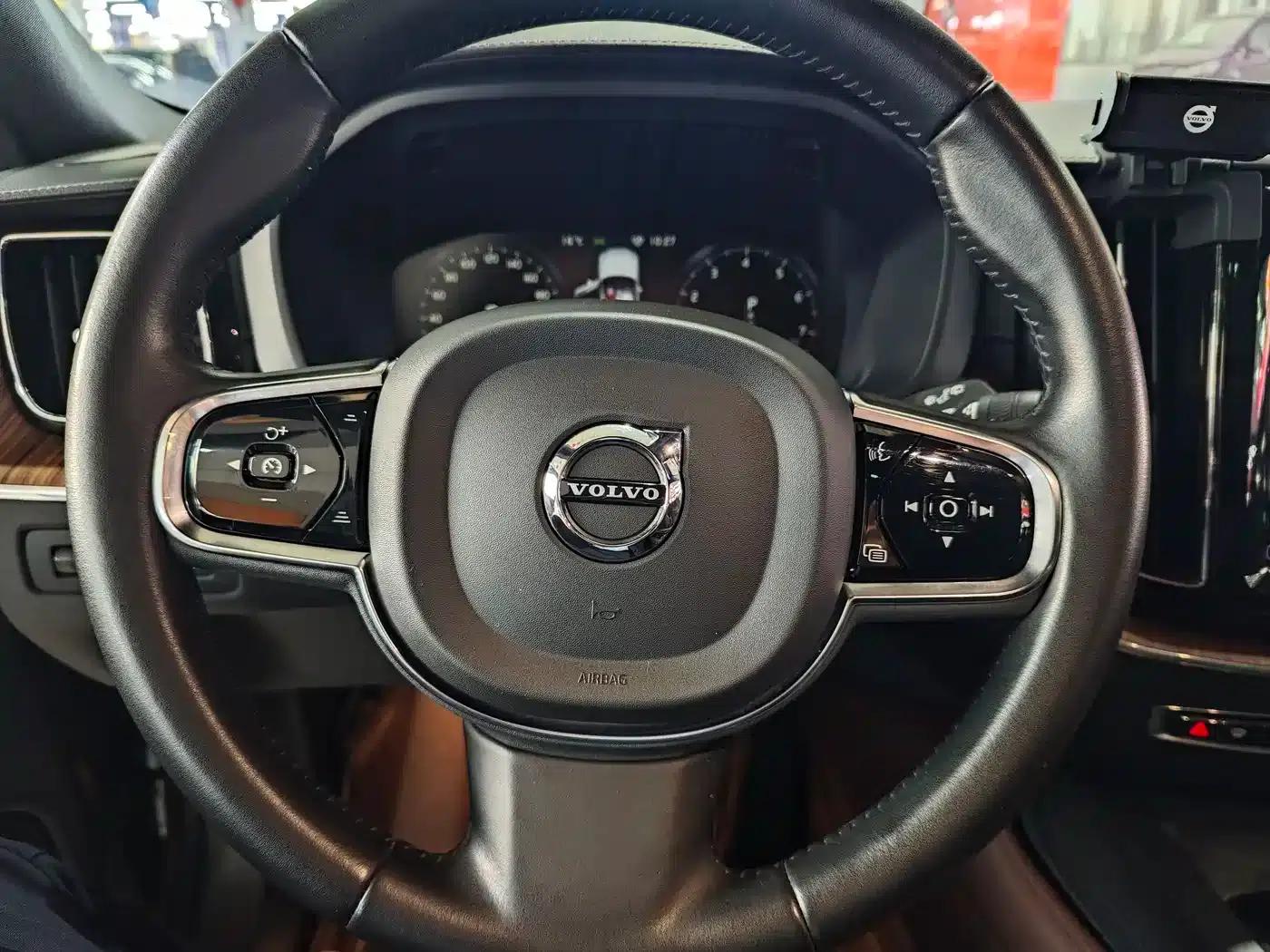 2021 Volvo XC60 T5 AWD Inscription Luxury Edition — миниатюра 5