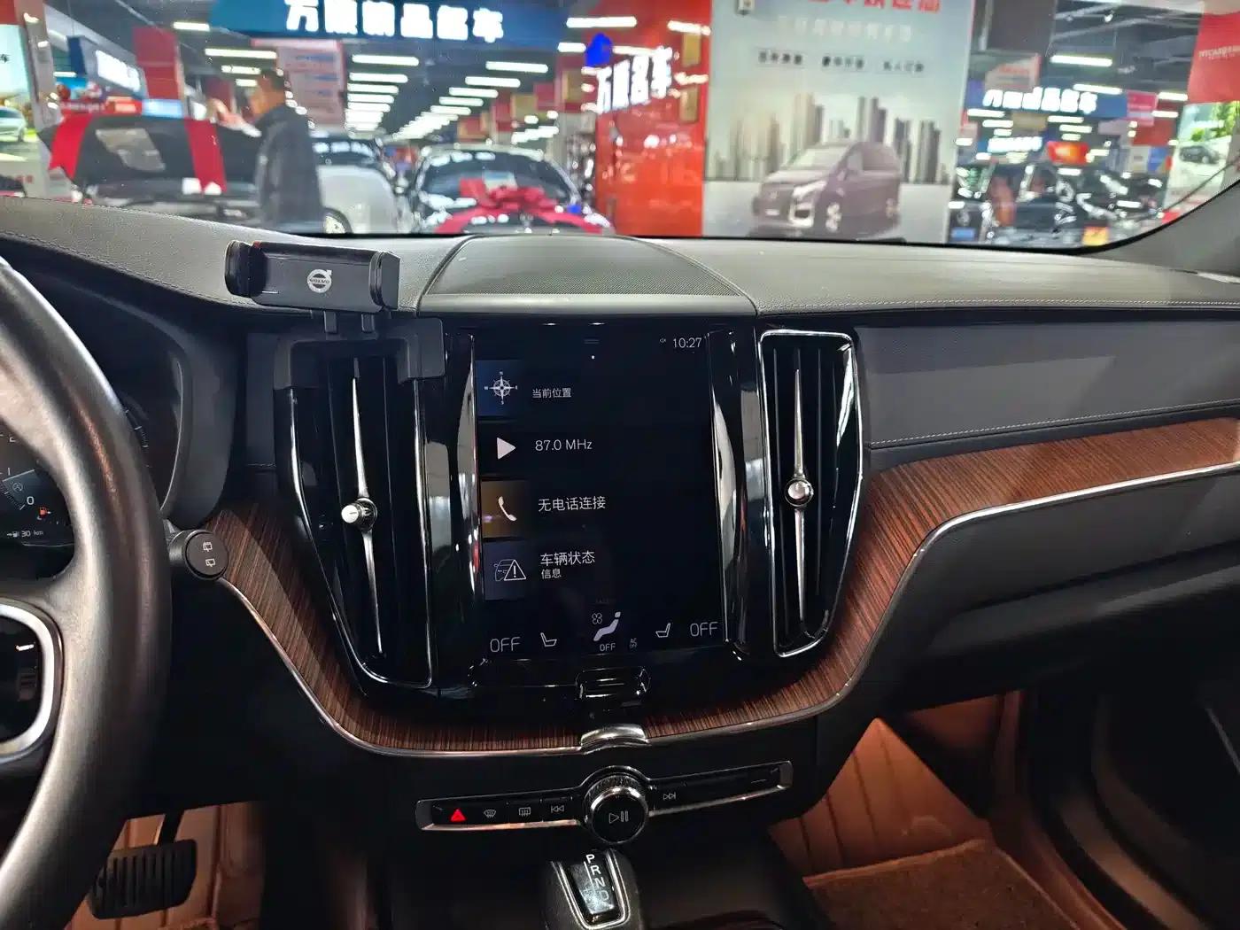 2021 Volvo XC60 T5 AWD Inscription Luxury Edition — миниатюра 6