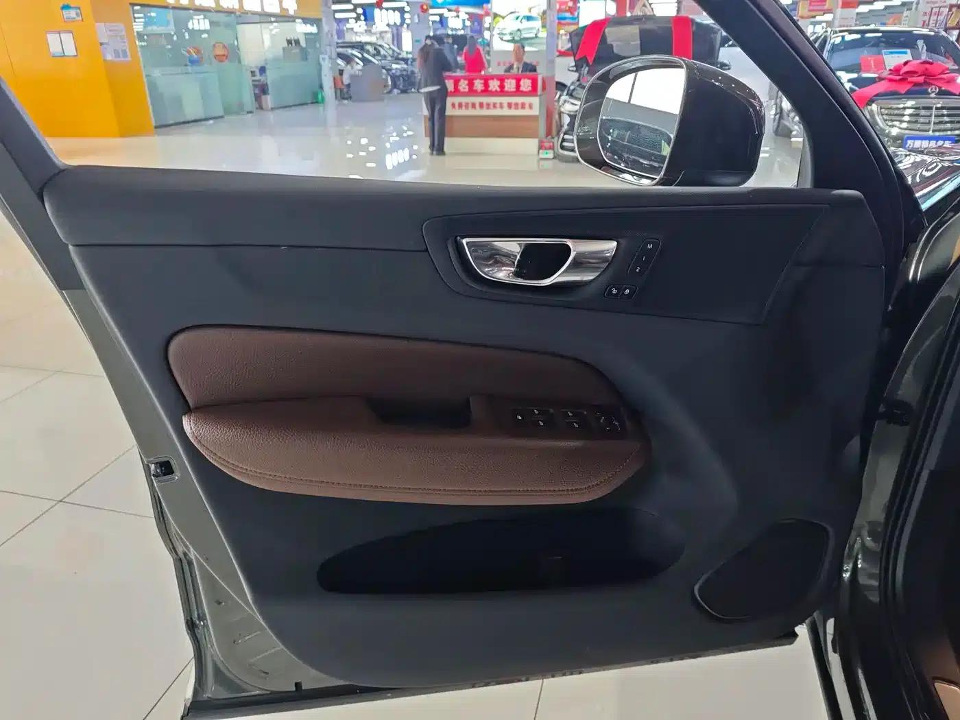 2021 Volvo XC60 T5 AWD Inscription Luxury Edition — миниатюра 7