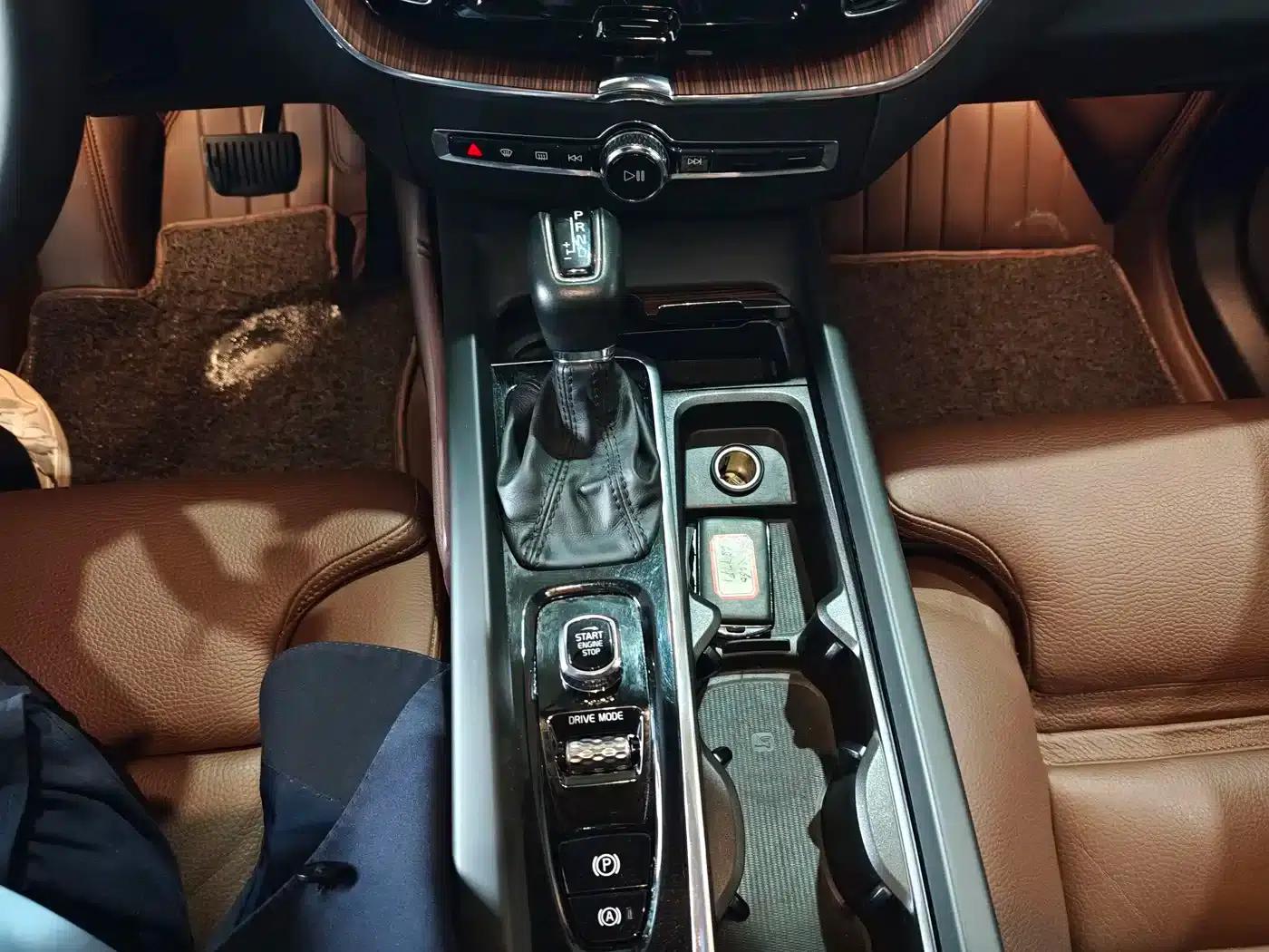2021 Volvo XC60 T5 AWD Inscription Luxury Edition — миниатюра 8