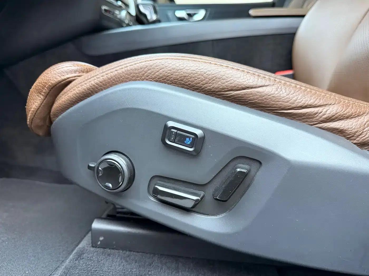 2020 Volvo XC60 T5 AWD Inscription Luxury Edition — миниатюра 12
