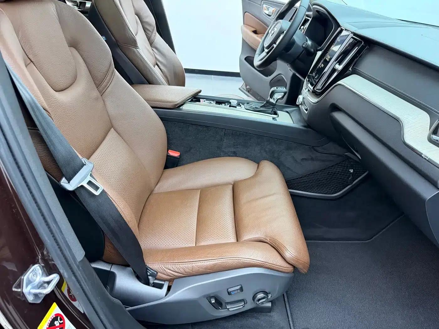 2020 Volvo XC60 T5 AWD Inscription Luxury Edition — миниатюра 22