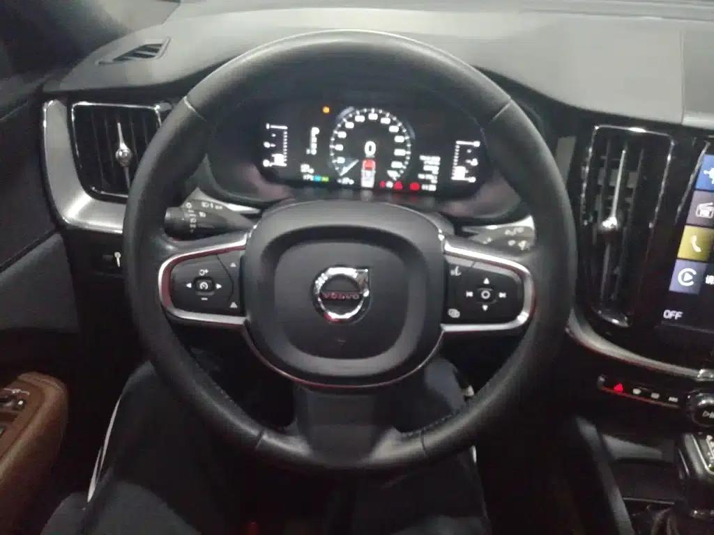 2021 Volvo XC60 T5 AWD Inscription Luxury Edition — миниатюра 7