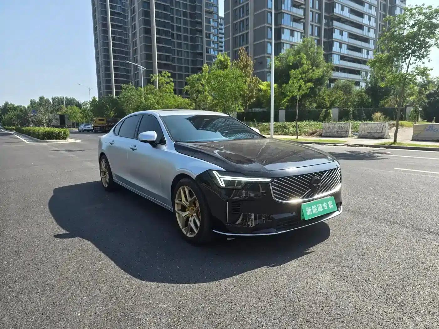 2026 Volvo S90 Plug-in Hybrid, All-Wheel Drive, Long Range, Inscription Luxury Edition — миниатюра 3