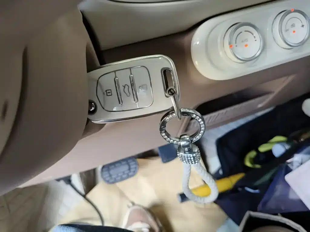Hongguang MINIEV 2025 Fourth Generation Four-Door Advanced Model — миниатюра 9