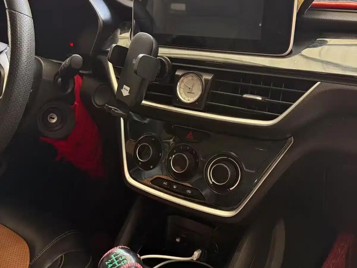 Wuling Hongguang S3 2018 1.5L Manual Comfort Model (National V Emission Standard) — миниатюра 9