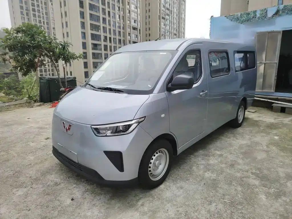 Wuling Yangguang 2024 Model 300km Comfort Bus Version 75kW — миниатюра 1