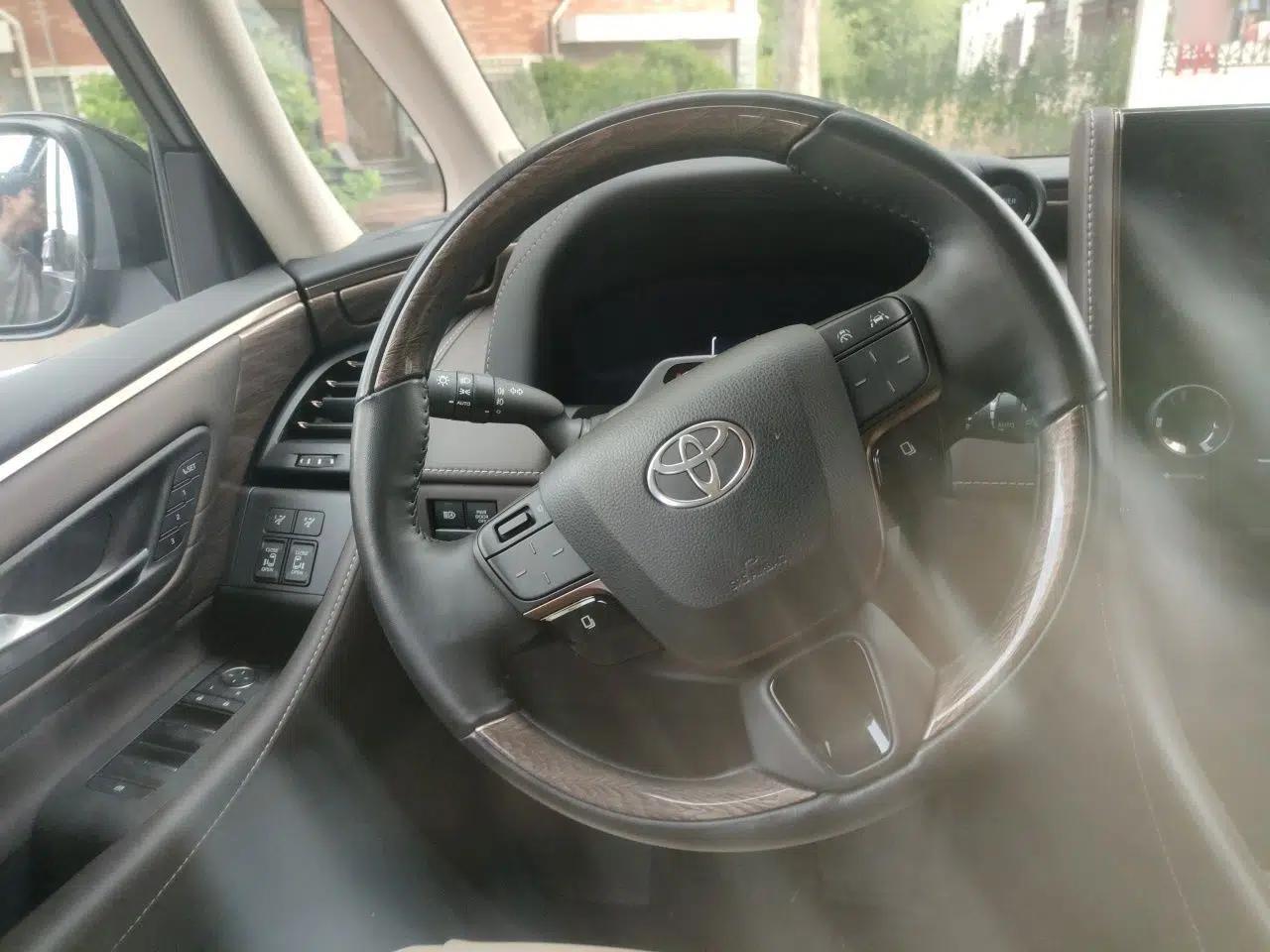 Toyota Alphard 2023 Dual-Motor 2.5L Premium Golden Edition — миниатюра 10