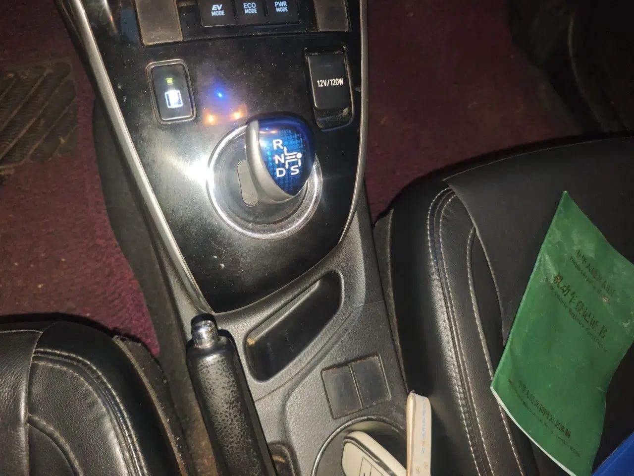 Toyota Corolla 2016 Dual-Engine 1.8L E-CVT Elite Edition — миниатюра 14