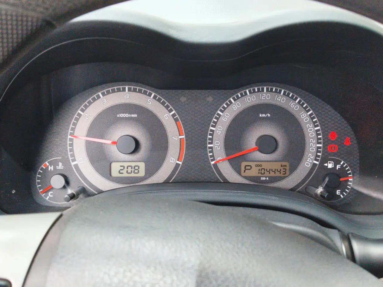 Toyota Corolla 2011 1.6L Automatic GL Sunroof Version — миниатюра 11