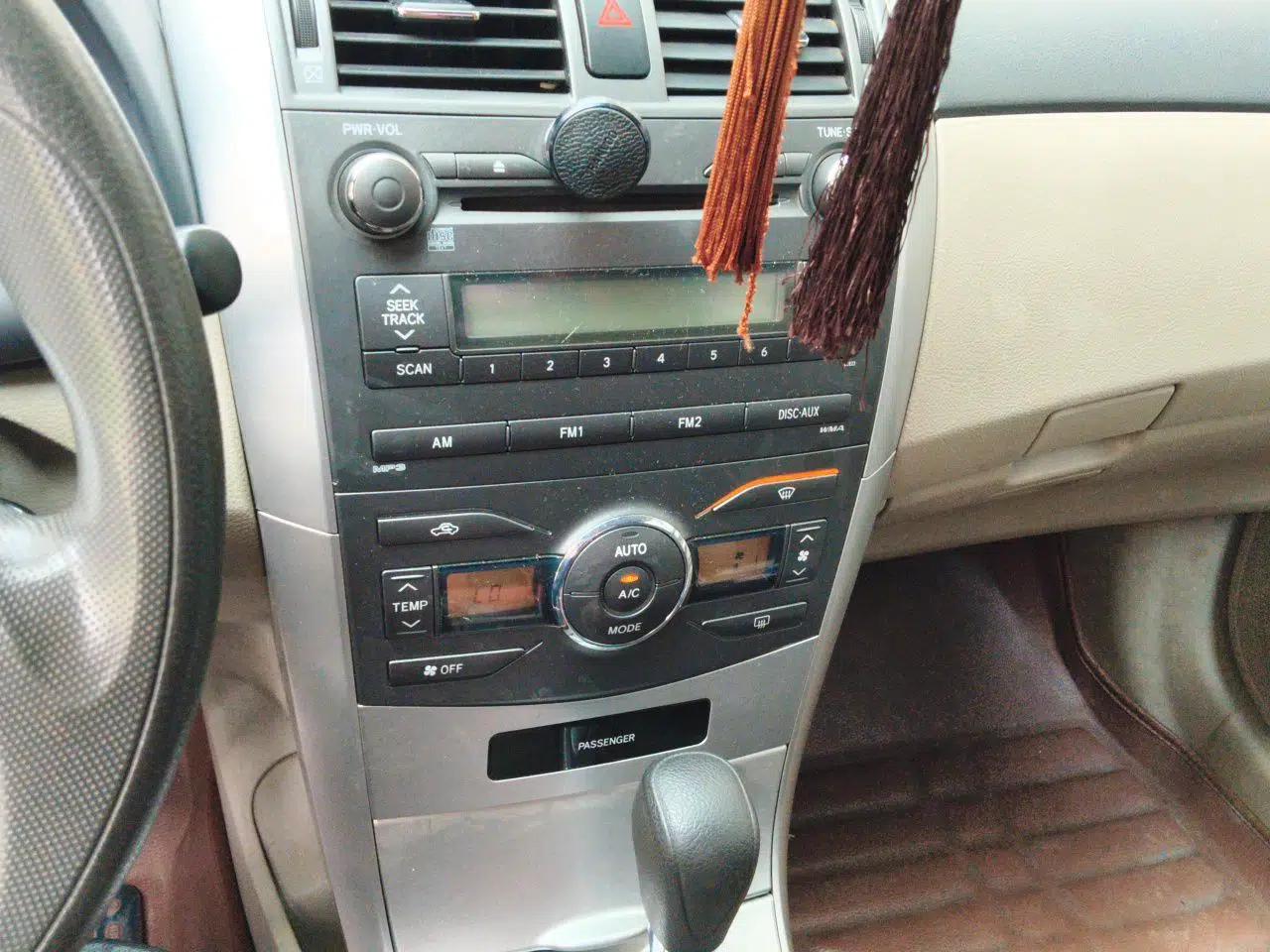 Toyota Corolla 2011 1.6L Automatic GL Sunroof Version — миниатюра 13