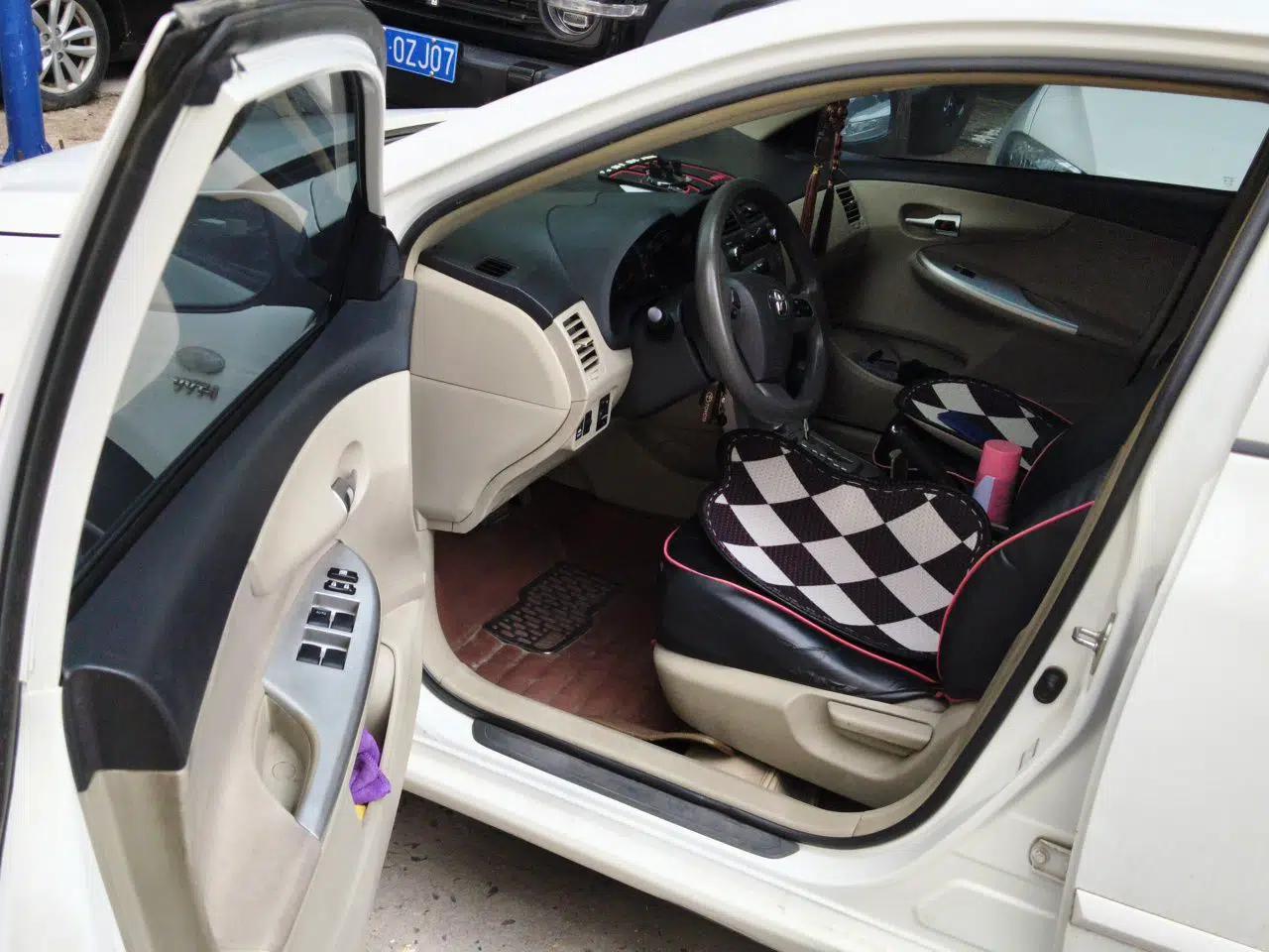 Toyota Corolla 2011 1.6L Automatic GL Sunroof Version — миниатюра 16