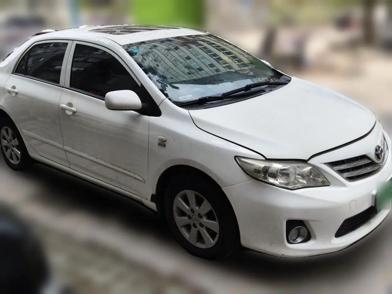 Toyota Corolla 2011 1.6L Automatic GL Sunroof Version — миниатюра 3