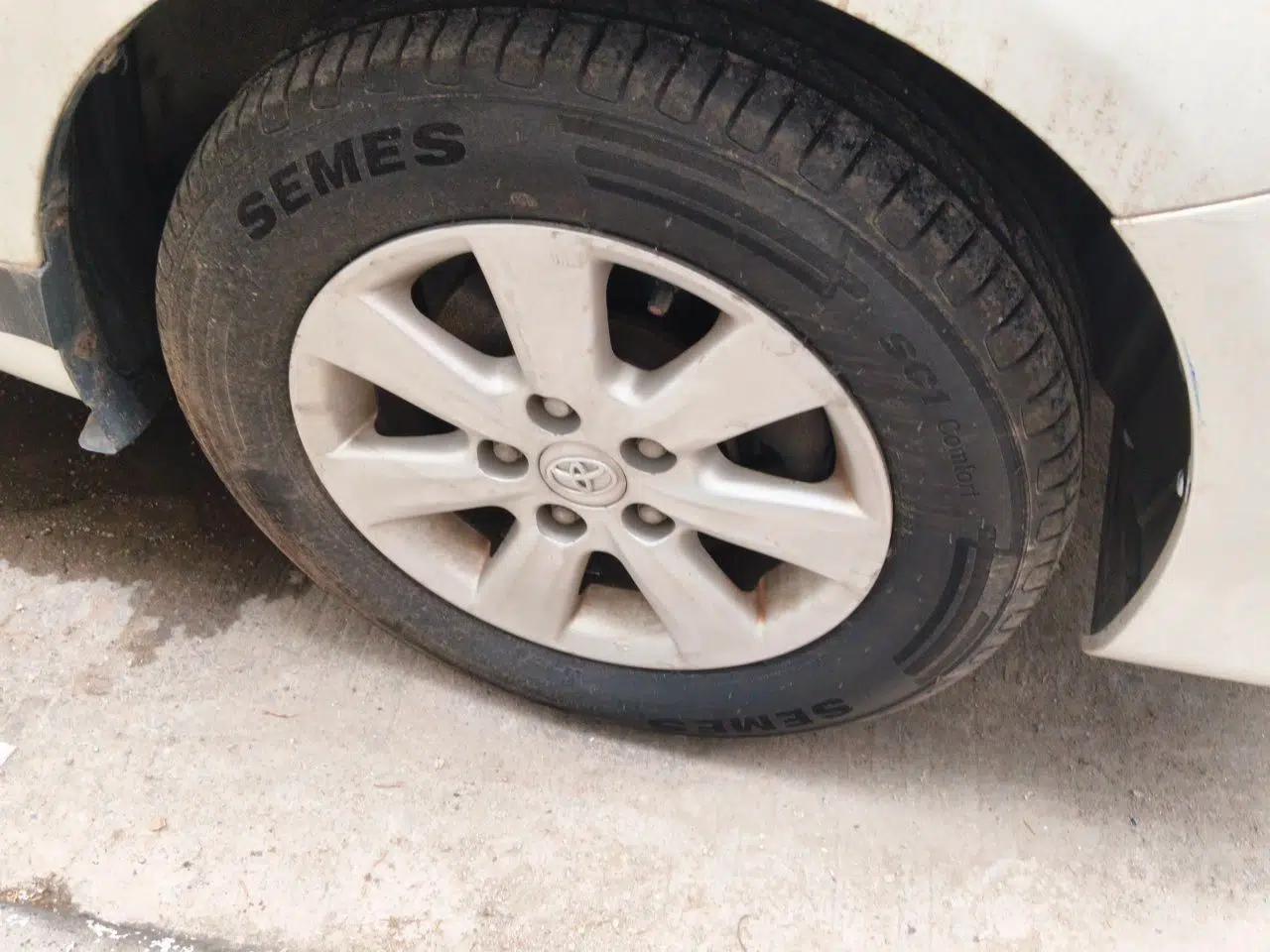 Toyota Corolla 2011 1.6L Automatic GL Sunroof Version — миниатюра 8