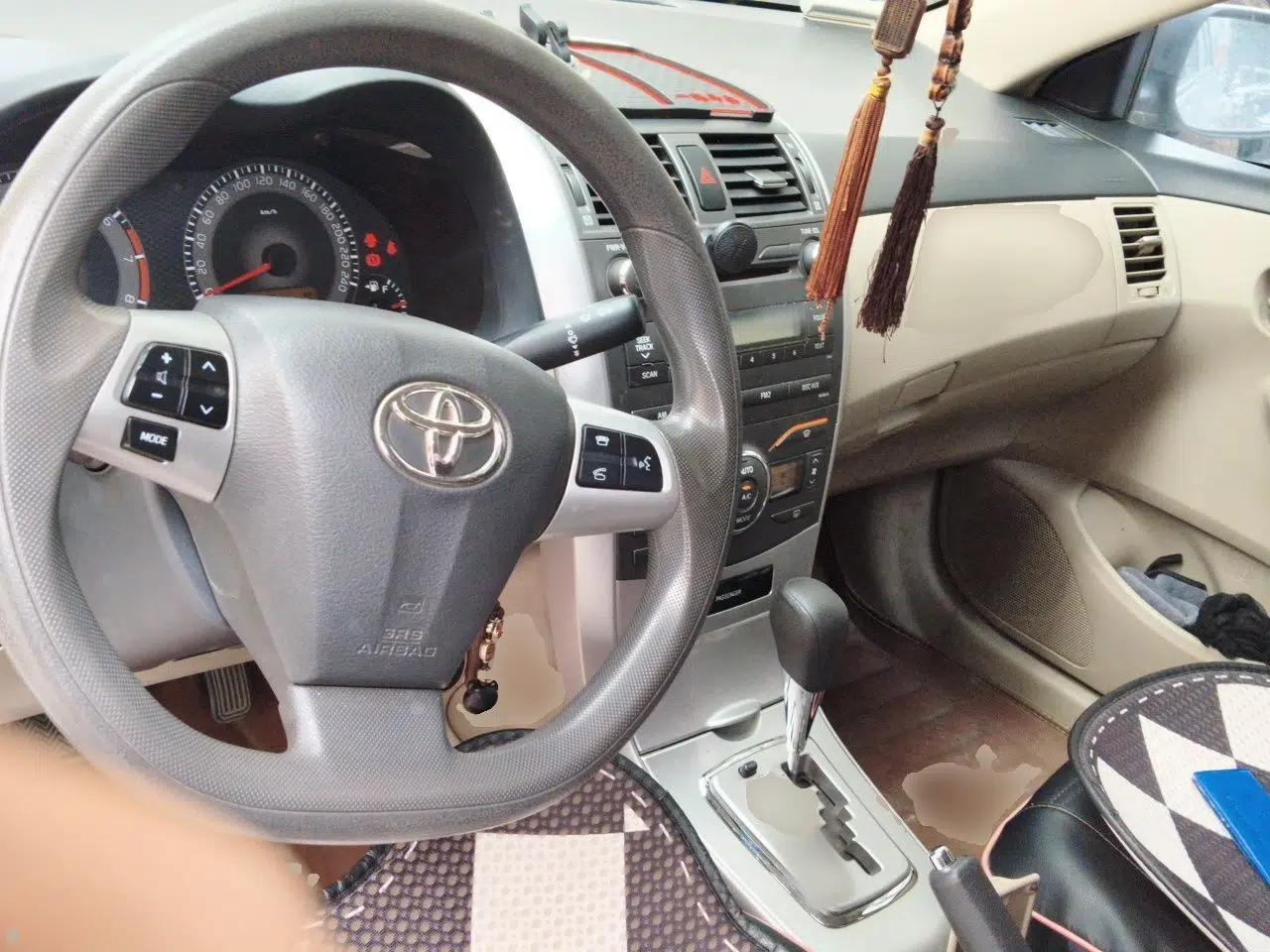 Toyota Corolla 2011 1.6L Automatic GL Sunroof Version — миниатюра 9