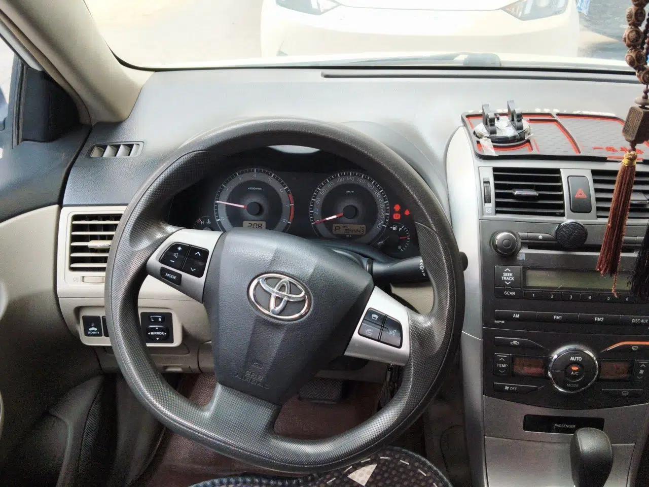 Toyota Corolla 2011 1.6L Automatic GL Sunroof Version — миниатюра 10