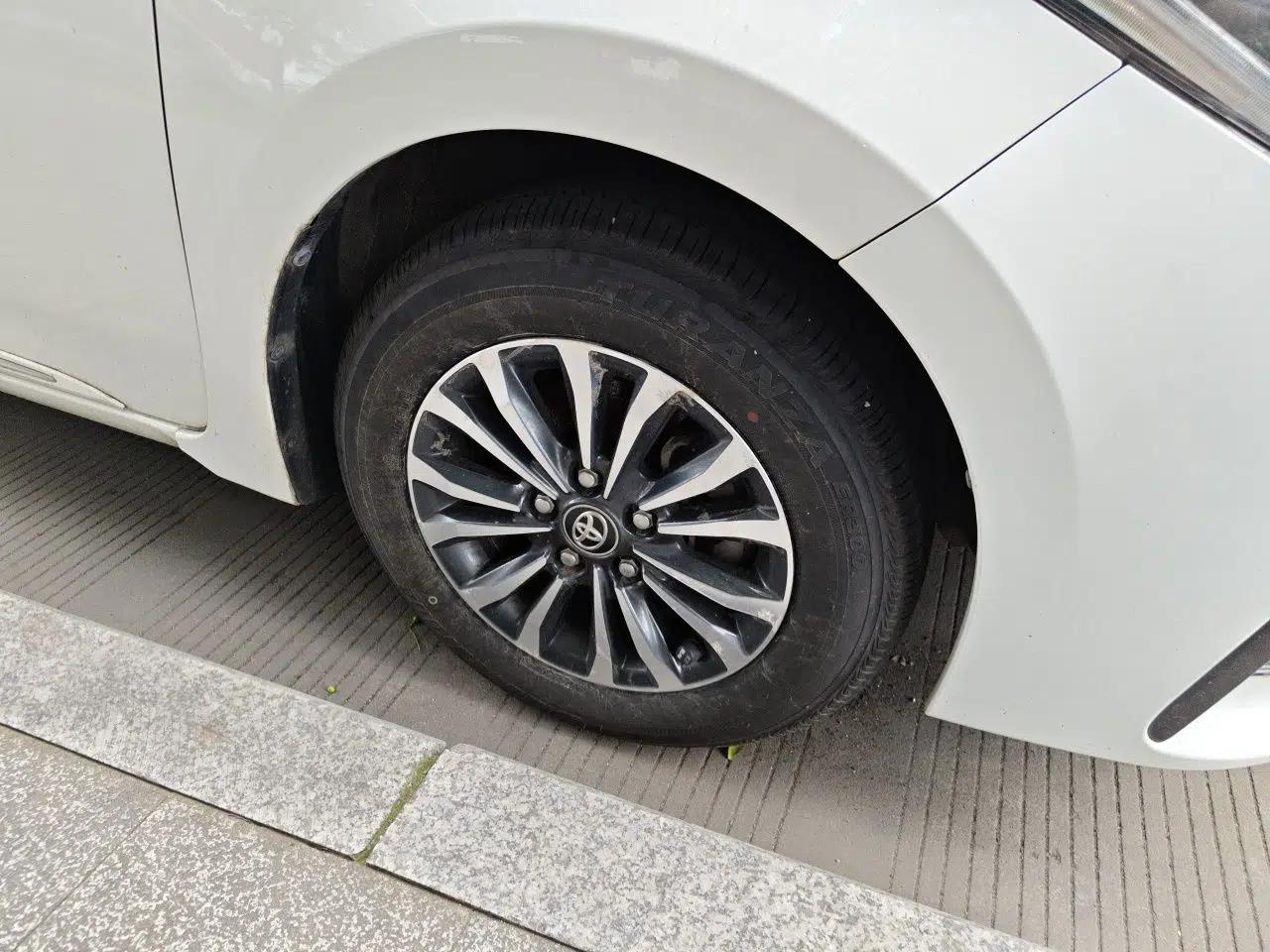 Toyota Corolla 2018 1.2T S-CVT GL-i Zhihui Edition — миниатюра 8